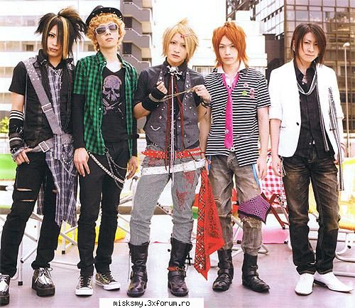 an caf� (sau antic caf�) este o trupa japoneza pop/rock formata in 2003 si a semnat la marca loop